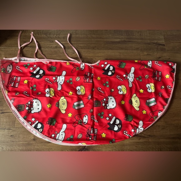 SANRIO-NWT Extra Large Red Character Christmas Tree Skirt - Picture 5 of 15
